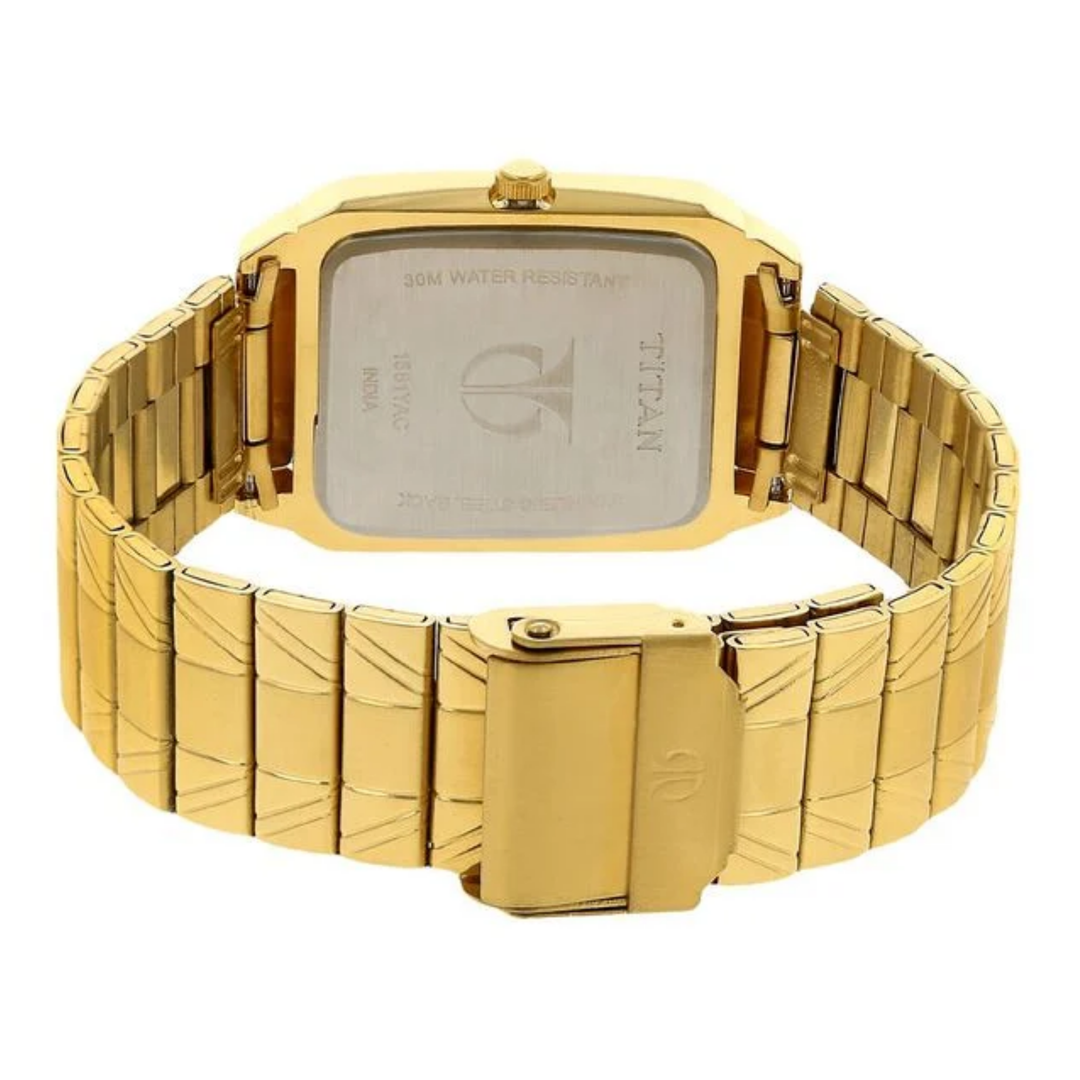 Titan Quartz Timepiece for Men – Champagne Dial with Day-Date Function and Stylish Two-Tone Steel Strap