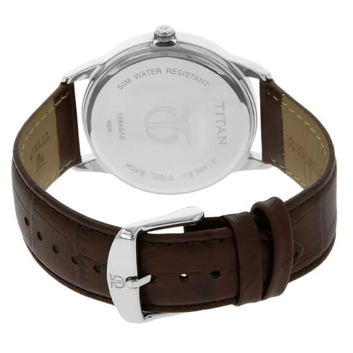 Titan Analog Timepiece for Men – Silver Dial with Date Function and Refined Leather Band